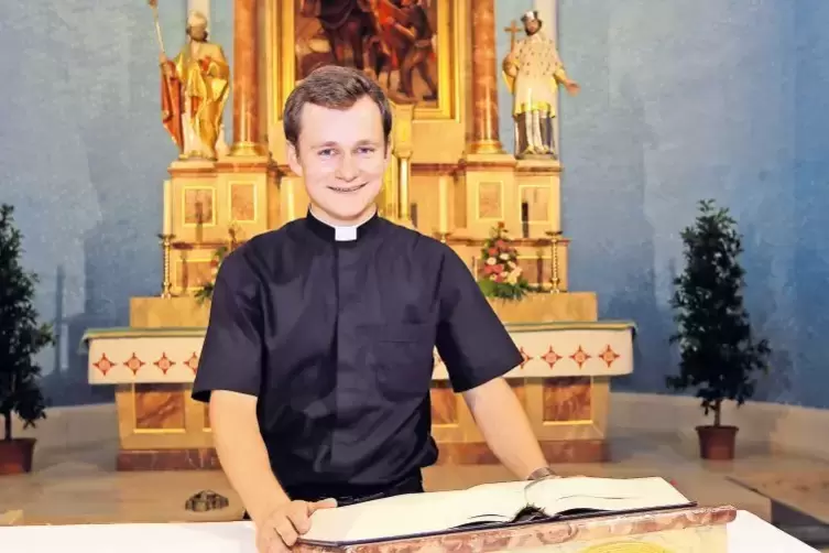 Am Altar in der katholischen Kirche in Waldsee: Thomas Ott, der seit 1. August Kaplan in der Pfarrei St. Christophorus ist.