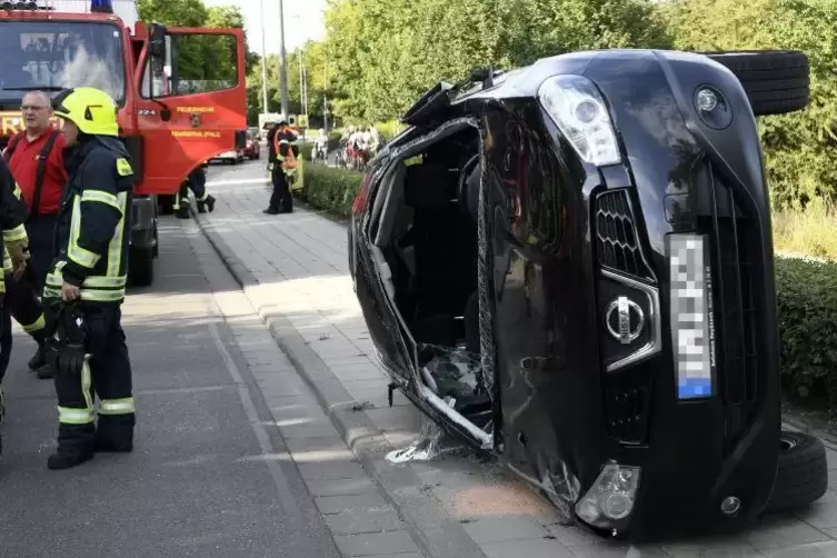 Auf dem Gehweg landete dieser umgestürzte Nissan. Foto: BOLTE 