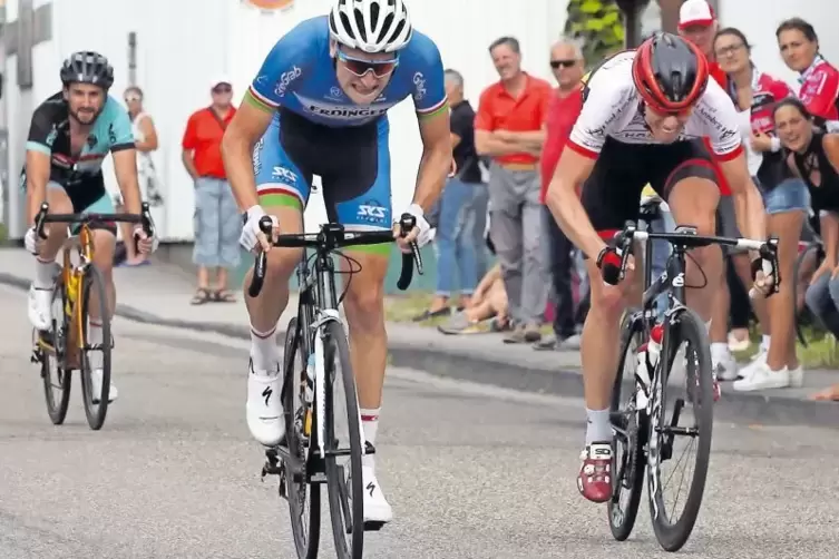 Dominik Merseburg (in Blau) hat eine Zweitfunktion in Bellheim: Team-Manager. Rechts Fabian Genuit.