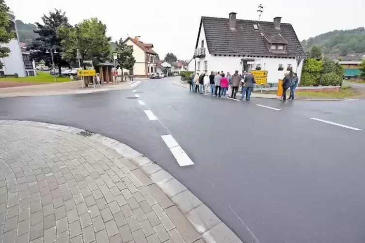 Nagelneu und gut einsehbar präsentiert sich die Kreuzung in der Oberarnbacher Ortsmitte bei der offiziellen Übergabe.