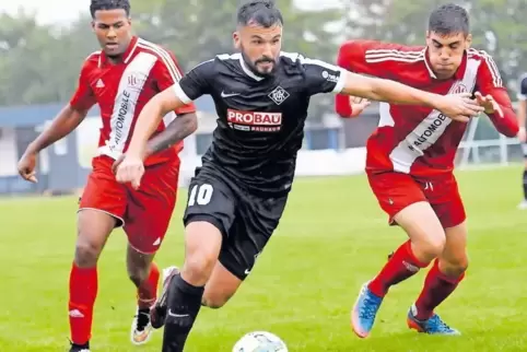 Der starke Arminia-Mittelfeldspieler Nico Pantano (Mitte) setzt sich gegen Julien Jubin (links) und Mehmet Batur vom LSC durch. 