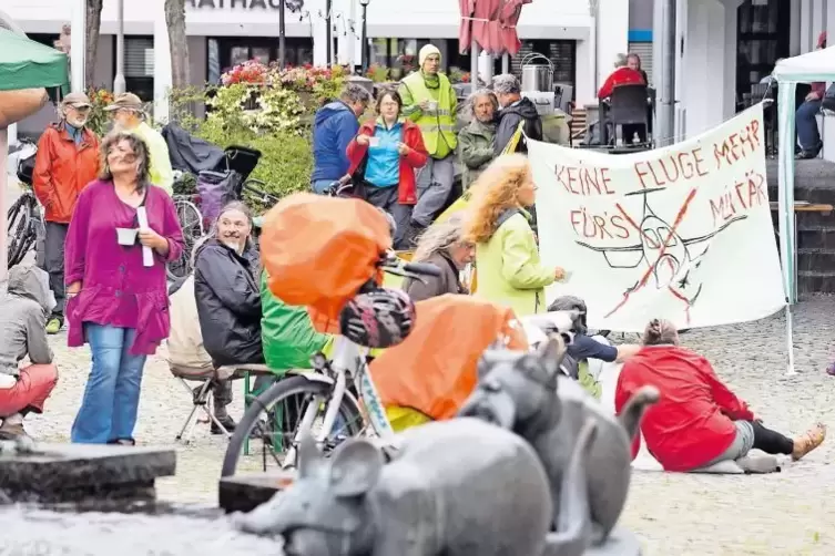 Neben dem reinen Protest steht beim Friedensfest in Ramsteins Zentrum auch Spaß und Diskussion auf der Tagesordnung.