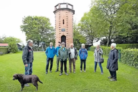 Förster Klaus Platz (links) gibt einen Waldbau-Schnellkurs und wirbt für mehr Verständnis bei Fällarbeiten.