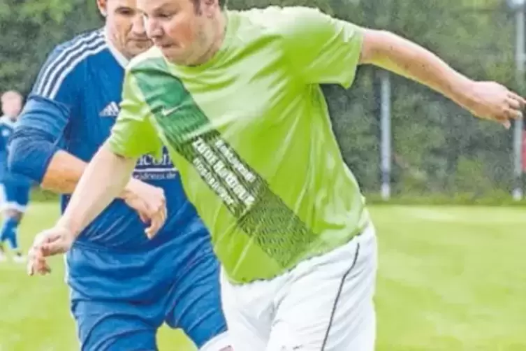 Laufduell: Dominic Heidrich (rechts) von GW Hochspeyer gegen Matthias Render von der SG Trippstadt/Schmalenberg II.