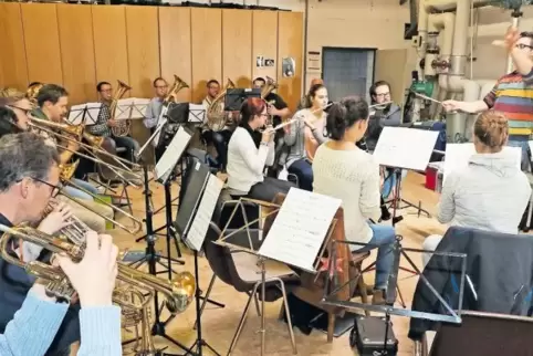 Verbreitet Aufbruchstimmung: das sinfonische Auswahl-Orchester des Musikkreises, in dem unter der Leitung von Thomas Zell Musike