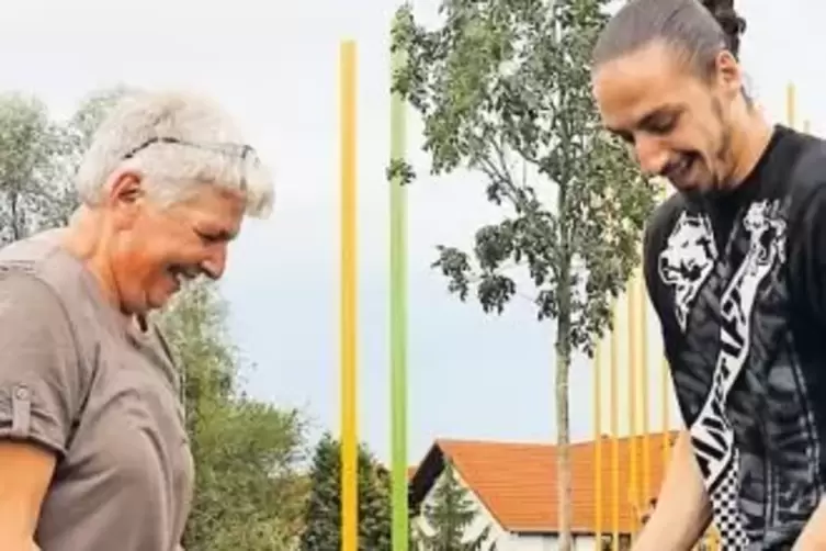 Auf dem Trampolin: Anna Wende mit Emilie (2) und Volker Thelen mit Emiliy (1,5).