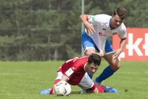 Stark: Der Lauterer Edeltechniker Anil Gözütok (links) im Duell mit dem Mainzer Jonas Fedl. Foto: VIEW 