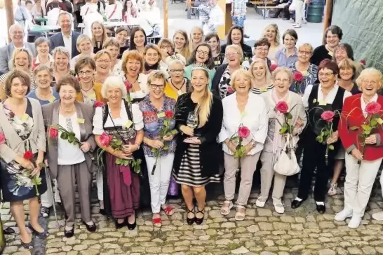 Sie haben gut Lachen: Die Weinhoheiten, die sich gestern im Asselheimer Mayerhof versammelt haben, um am Nachmittag am Kerweumzu