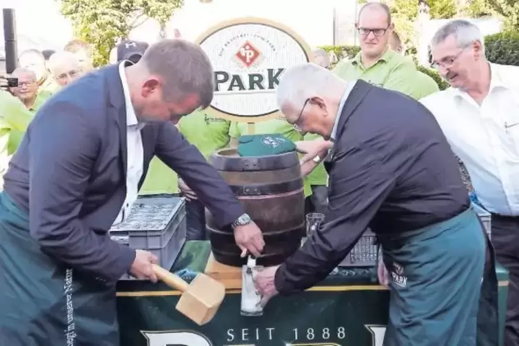 „A’zapft is“: Beigeordneter Dirk Palm (links) und Landrat Hans Jörg Duppré beim Fassanstich.