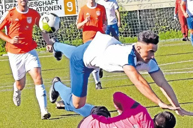 Den Spielern von Sausenheim blieb ein Treffer verwehrt: Hier stoppt der SG-Keeper Marvin Debus den TuS-Angreifer Fatlum Bunjaku.