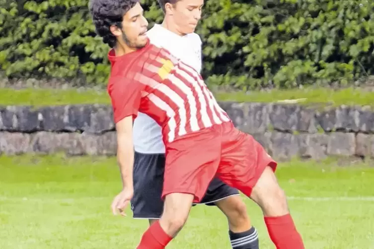 Erlenbachs Marco Zepp (hinten) bedrängt Fatihspors Abdelmajid Zoghlami (vorne).