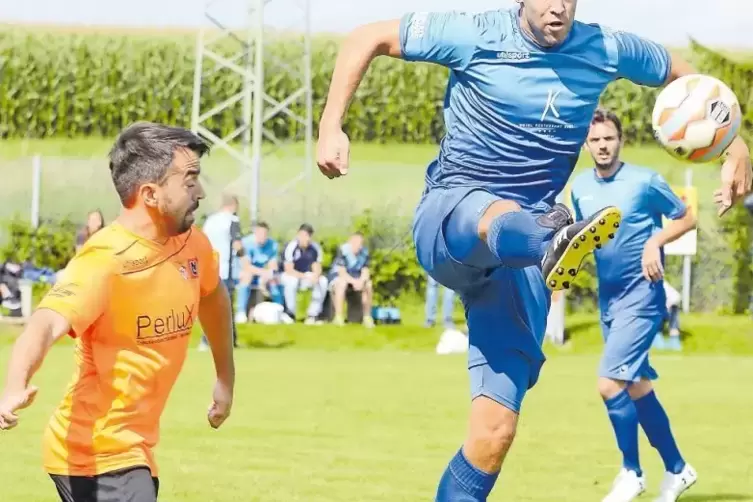 Winzeln klar obenauf: Hier schnappt sich Carsten Clauer (rechts) den Ball, Knopps Yannick Rottberg geht leer aus.