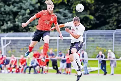 Abgehoben: Landstuhls Philip Jakob (links) im Kopfballduell gegen Friedrich Altmaier (TSG Kaiserslautern).