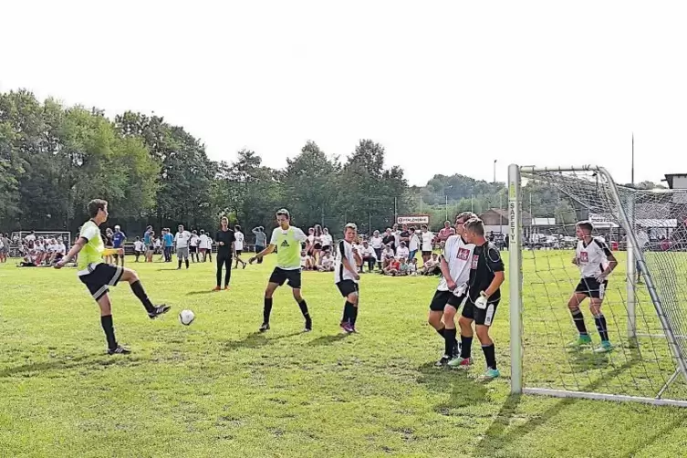 Turniersieger Klingenmünster (gelbe Trikots) spielen Edesheim im Finale mit 13:0 an die Wand.