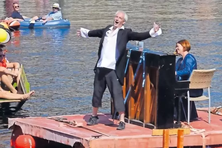 Beim Hafenfest 2015 schmetterte Christoph Heller Arien. Begleitet wurde er von Angela Bauer.