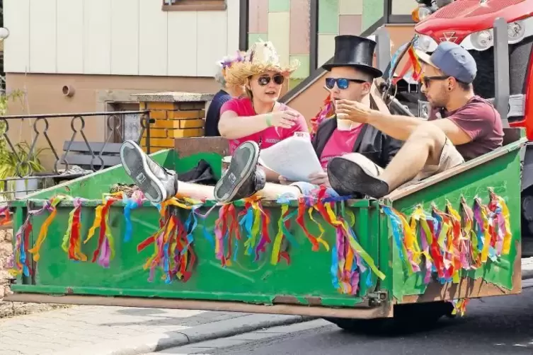 Hat in der Kerwerede einige lustige Anekdoten zum Besten gegeben: Timon Bohlander (Mitte).