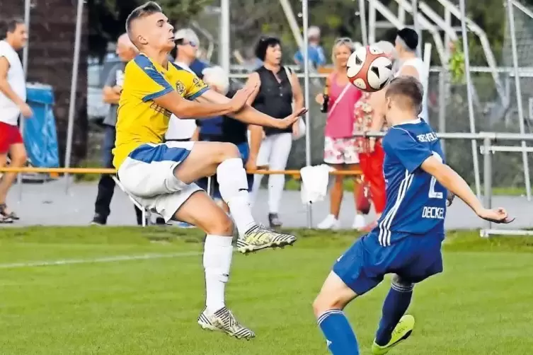 Vor allem gegen Ende war mächtig Feuer im Derby: Hier rauscht gleich Hauensteins Torschütze Luca Wick (links) mit Volldampf in d