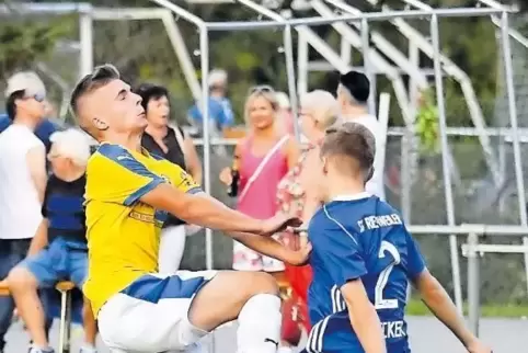 Hartes Spiel: Hier rauscht Luca Wick (links), später für Hauenstein zum 1:1 erfolgreich, in Rieschweilers Felix Decker rein.