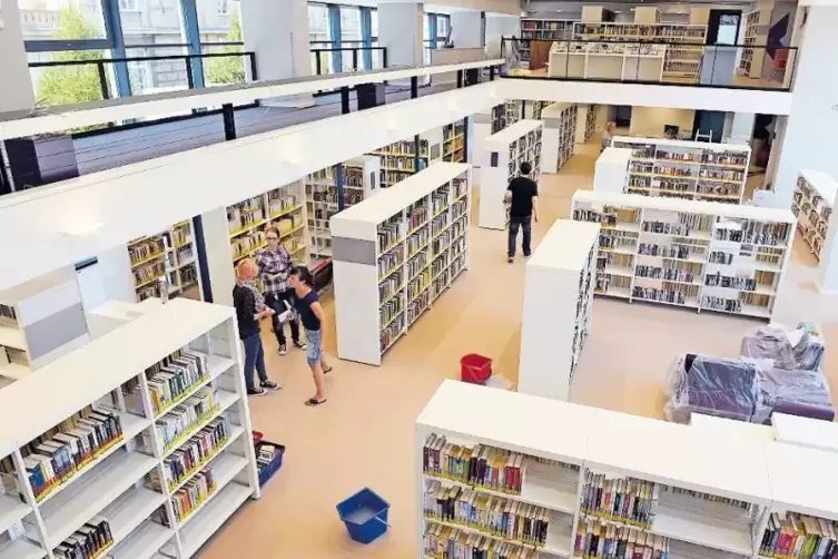 Blick ins erste Obergeschoss: Die Bücher stehen bereits alle in den Regalen. Die Bibliotheksmitarbeiter sind noch mit letzten Vo