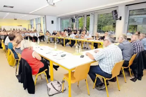 Beim Thema Fusion war der Mehrzweckraum der Nordpfalzschule bis auf den letzten Platz gefüllt.