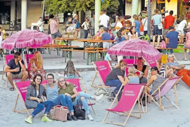 Wie im Urlaub: Der Burgunderplatz wird beim Straßenfest wieder zum Strand.