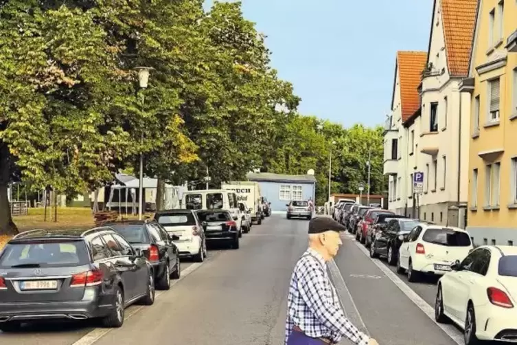 Darf nicht fehlen: Gerd Dudenhöffer alias Heinz Becker. Hier überquert er in klassischer Pose den Saarbrücker Ilseplatz.