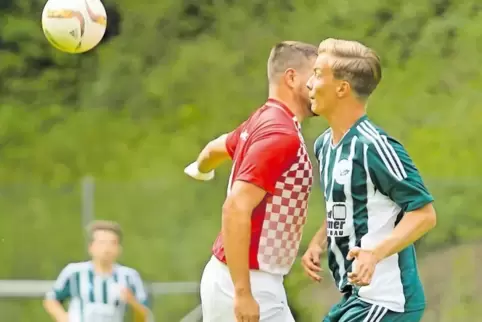 Wo ist der Ball? Szene aus der Begegnung FC Eiche Sippersfeld (grüne Trikots) und der SG Appeltal (2:1); rechts Marius Siebecker