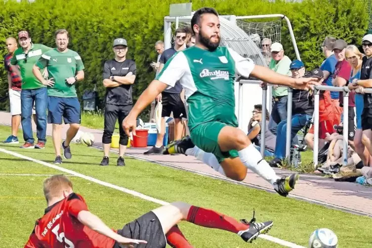 Zweikampf an der Seitenlinie: Der Kerzenheimer Hasan Yildiz (rechts) wird hier von Luca Heilmann gestört.