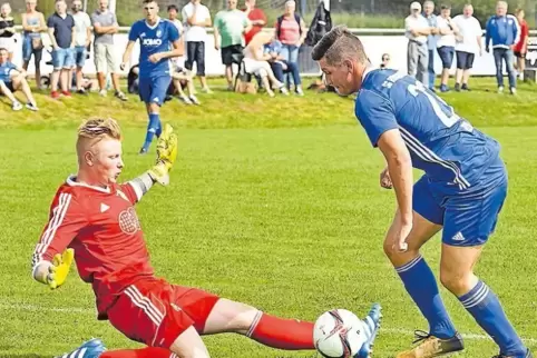 Christian Zech spielt hier FKP-Keeper Matthias Gize aus, kommt dann aber nicht zum Torschuss.