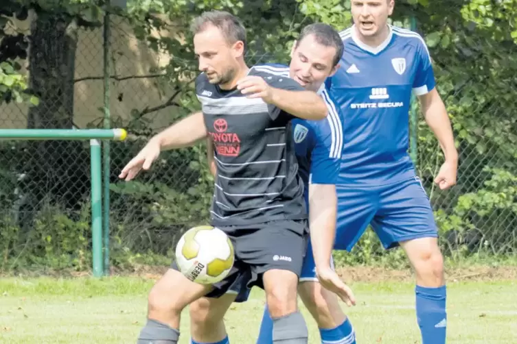 Ball gut abgeschirmt: Daniel Heymann (schwarze Spielkleidung) vom SV Katzweiler im Duell mit Julian Ultes vom TuS Bolanden.