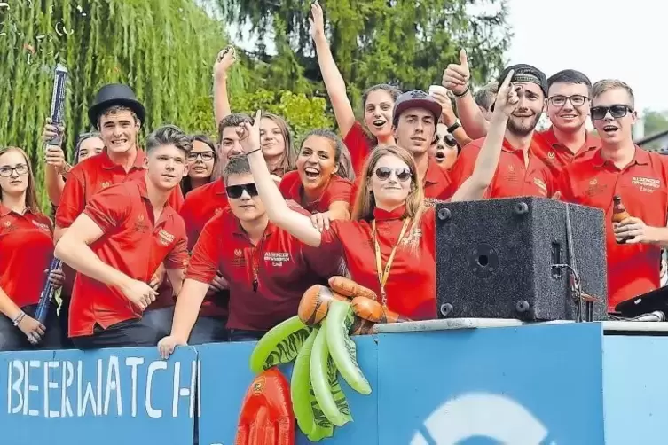 Haben die Aufsicht am Alsenzer Kerwestrand: die „Beerwatch“-Retter der Straußjugend.