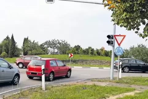 Soll bald in Betrieb gehen: die Bedarfsampel an der südlichen Einfahrt zum Grünstadter Autobahnkreisel.