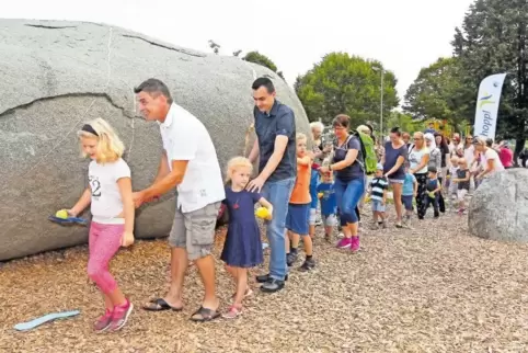 Bloß nicht zittern: Der Ball muss auf der Schaufel bleiben.