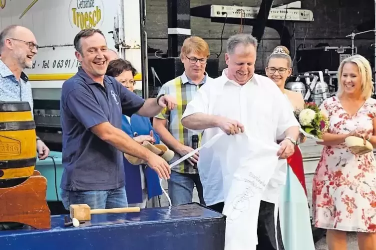 Unter viel Applaus nahm Bäcker Manfred Gerlach (dritter von rechts) die Insignien des Ehrensalztripplers entgegen: Holzschuhe un