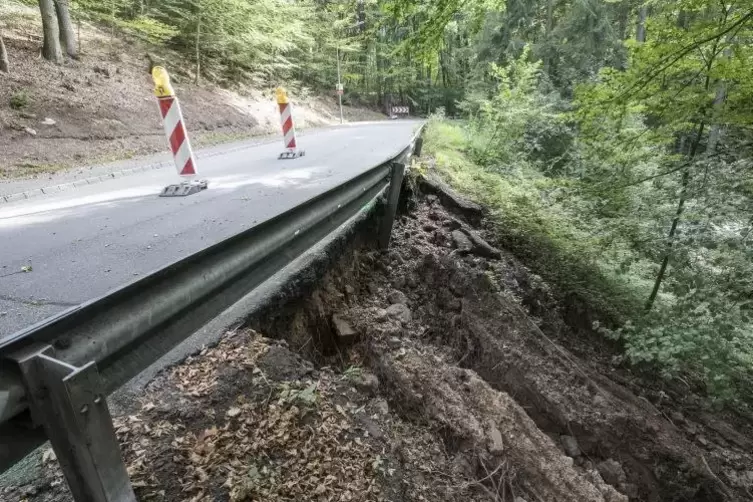 Auf mehreren Metern ist der Hang an der Zufahrtsstraße nach Dansenberg abgerutscht.  Foto: VIEW 