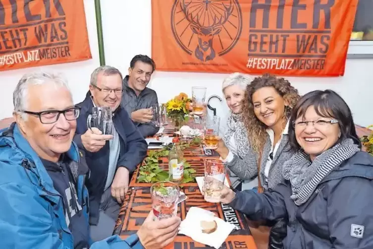 Trotz Nässe und Kühle in Feierlaune: Dorffestbesucher am Samstag in Hanhofen beim Fußballverein.