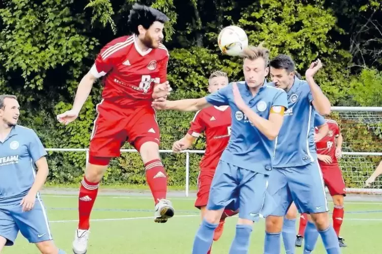 Der Offenbacher Christian Stammer springt höher als Kevin Schimming und Christoph Mehrl (von links) vom FSV Schifferstadt.