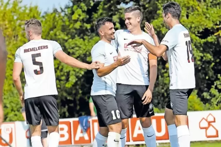 Rik Hiemeleers, Tim Amberger und Gianluca Ferraro (von links) jubeln mit dem Schützen des 1:0, Nico Pantano (Zweiter von links).