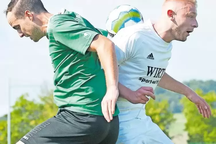 Rücken an Rücken ins Luftduell: Steffen Arreche (links) von den VB Zweibrücken und Tobias Kiefer vom VfB Reichenbach.