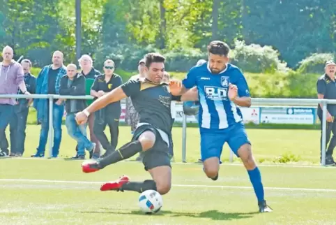 Voller Einsatz: Maurice Murgaski (l.), SSC Landstuhl, und Doppeltorschütze Tony Odicho vom FV Ramstein.