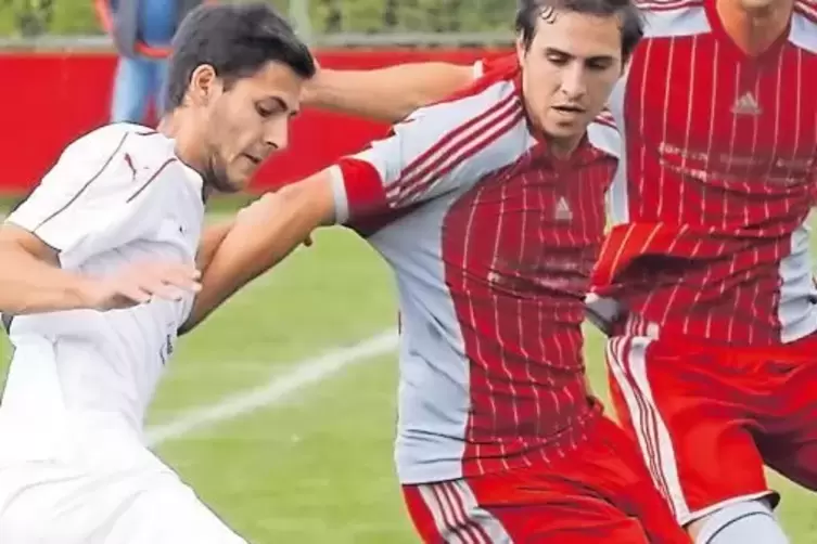 Ein Haken zu viel: Thomas Hammerschmidt (Mitte) und sein Mitspieler Lars Groth (rechts) vom SV RW Höhmühlbach fangen Dominik Ste