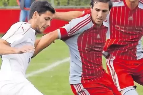 Ein Haken zu viel: Thomas Hammerschmidt (Mitte) und sein Mitspieler Lars Groth (rechts) vom SV RW Höhmühlbach fangen Dominik Ste