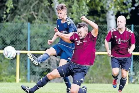 Dynamisch: Jan-Erik Schröder (links) vom SC Siegelbach gegen den Doppeltorschützen Sajoscha Basalyk vom SV Gundersweiler (rote T