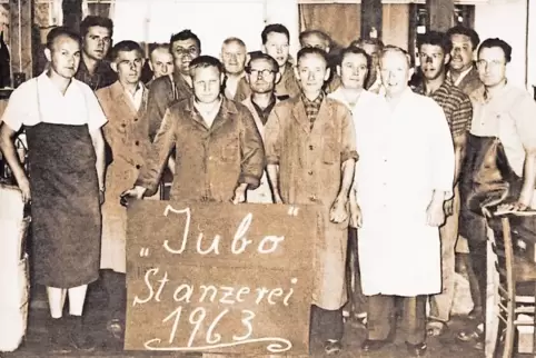 Eines von rund 50 großformatigen Bilddokumenten: die Jubo-Stanzerei-Garde von 1963.