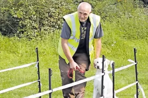 Gleich geht’s los: Ausbildungsleiter Armin Mahrohn mit Hundedame Abby an der Startlinie.