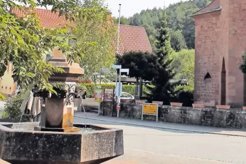 Mittelpunkt des Festtreibens: der Luger Dorfbrunnen.