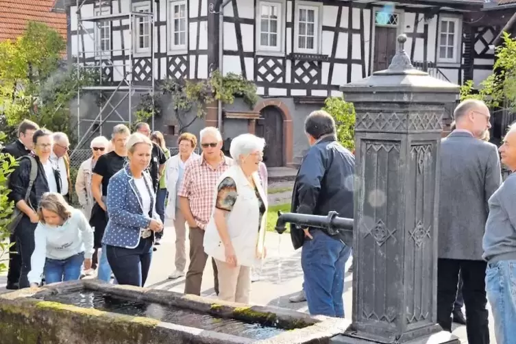 Bürgermeister, Ratsmitglieder, Gäste und Rumbacher Bürger begleiteten die Landeskommission auf ihrem Rundgang durch die Gemeinde