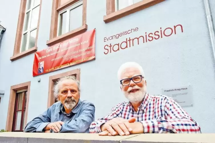 Feiern das Jubiläum der Stadtmission mit Veranstaltungen rund um „das Herzstück Bibel“ (von links): Volker Mayer und Karl-Richar