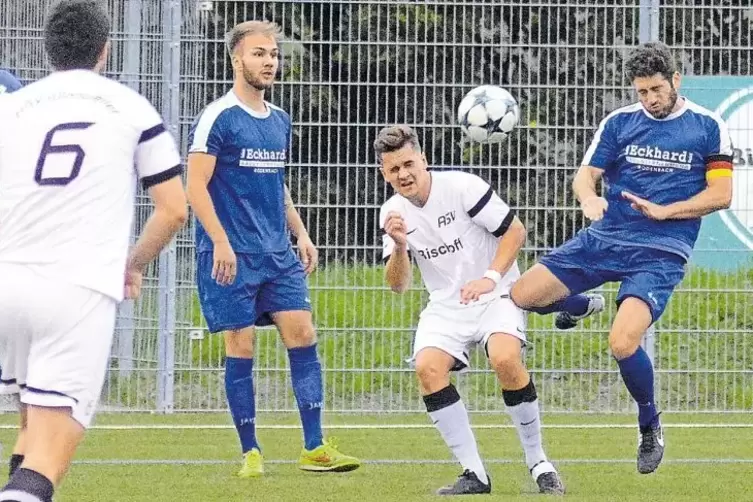 Mit Köpfchen: Der Winnweilerer Hendrik Schwab (Mitte, in Weiß) muss sich gegen Hoheneckens Florian Cordier (rechts) behaupten.