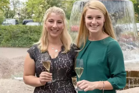 Die neuen SÜW-Weinprinzessinen Gianna Gatto (links) und Sabeth Sedlatschek.  Foto: van 
